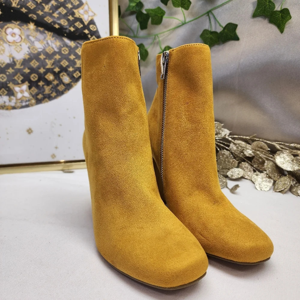 NWOB STEVE MADDEN PIXIE BOOTIE IN MUSTARD SZ 6